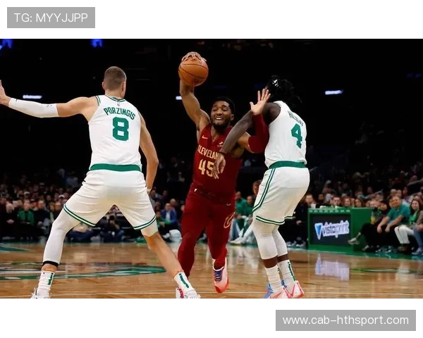 加兰妙传助攻篮下空切，骑士进攻清晰